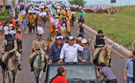 Em Araguaína, governador em exercício Laurez Moreira prestigia cavalgada; evento faz parte da programação da Exposição Agropecuária