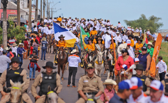 Em Araguaína, governador em exercício Laurez Moreira prestigia cavalgada; evento faz parte da programação da Exposição Agropecuária