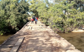 Governo do Tocantins trabalha na manutenção de ponte de madeira na TO-166, região do Garimpinho