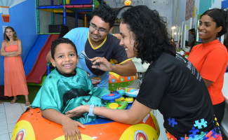 Crianças atendidas pelo CER de Palmas ganham corte de cabelo especial