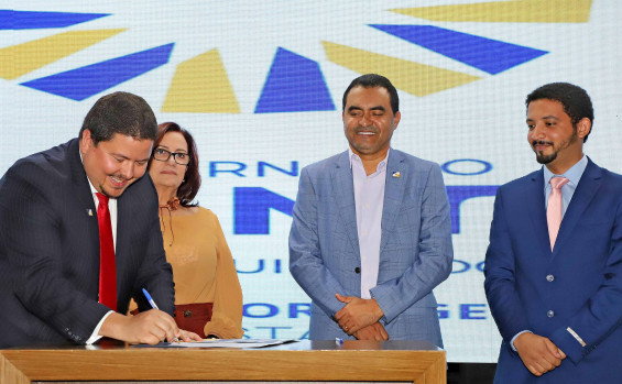 Governador Wanderlei Barbosa empossa novos procuradores do Estado