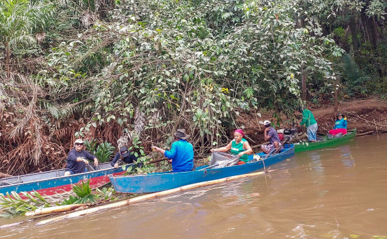 Ação conjunta de limpeza retira cerca de uma tonelada de resíduos do rio Lontra