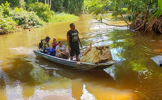 Ação conjunta de limpeza retira cerca de uma tonelada de resíduos do rio Lontra