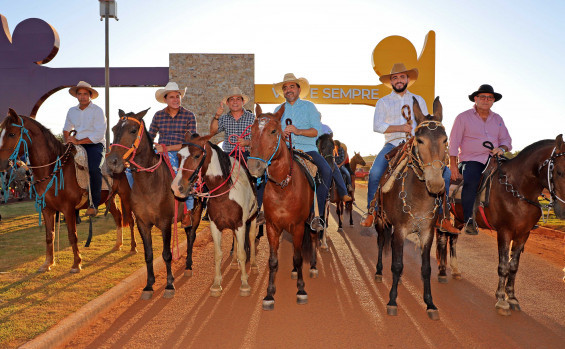 Governador Wanderlei Barbosa visita obras em Aparecida do Rio Negro e participa da cavalgada de abertura dos festejos de Nossa Senhora Aparecida 