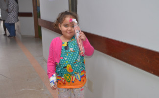 Voluntária fã da Barbie doa bonecas às crianças no dia do lançamento do filme nos cinemas