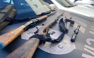 No Sul do Estado, Polícia Civil prende suspeitos por porte ilegal de arma de fogo e apreende três armas