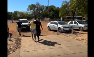Polícia Civil prende homem investigado por espancar companheira em praça pública em Lagoa do Tocantins