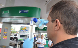 Agência de Metrologia orienta sobre o que o consumidor deve observar nas bombas de combustível ao abastecer seu veículo