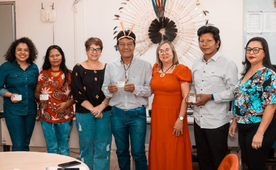 Governo do Tocantins entrega mais de 60 carteiras do artesão para lideranças Krahô