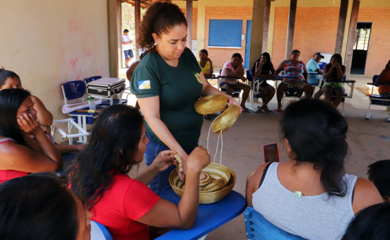 Governo do Tocantins leva orientações sobre a coleta e manejo sustentável do capim-dourado e do buriti a comunidades indígenas