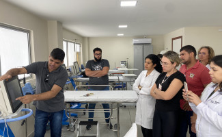 Equipe da UNACON de Araguaína recebe treinamento sobre equipamentos clínicos