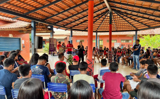 Operação Shamar: Em Tocantínia, delegada da Mulher ministra palestra sobre violência doméstica a adolescentes do povo Xerente