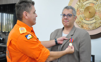 Secretário da Fazenda é homenageado pelo Corpo de Bombeiros do Tocantins