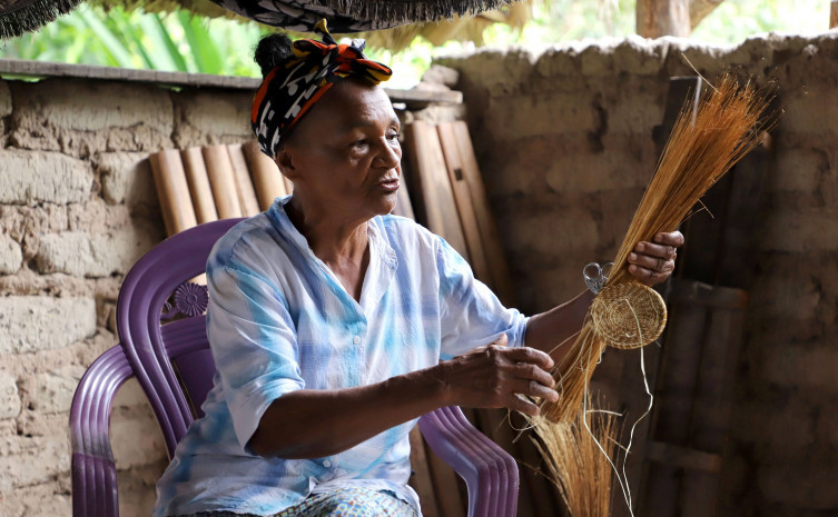 Nas mãos das artesãs que tecem diariamente o capim-dourado e a palha do buriti, nascem o artesanato e as biojoias que atravessaram fronteiras - Foto: Tharson Lopes/Governo do Tocantins