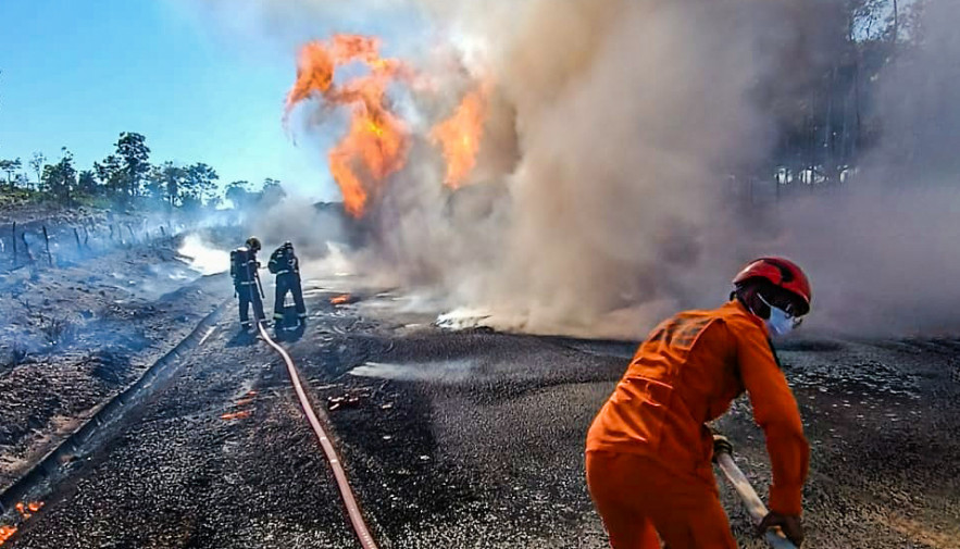 Tocantins: Carretas pegam fogo após batida na TO-040; assista vídeo