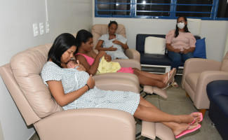 Hospital e Maternidade Dona Regina recebe novas poltronas de amamentação