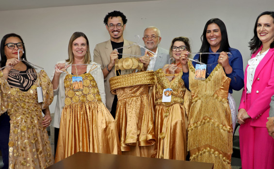 Primeira-dama Karynne Sotero recebe coleção “Ouro do Cerrado”; peças farão parte do acervo cultural do Estado