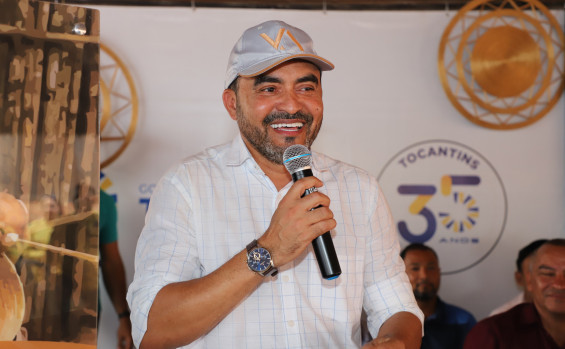 No Jalapão, governador Wanderlei Barbosa entrega capim-dourado à comunidade Mumbuca