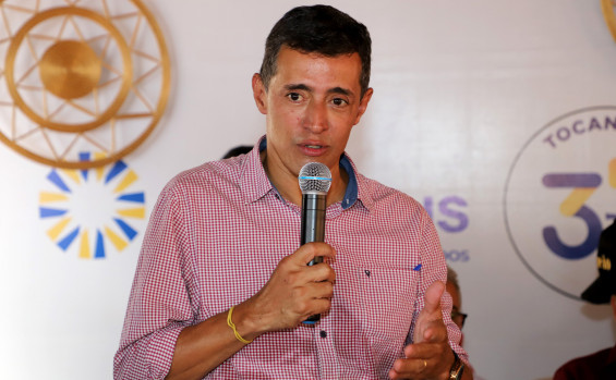No Jalapão, governador Wanderlei Barbosa entrega capim-dourado à comunidade Mumbuca