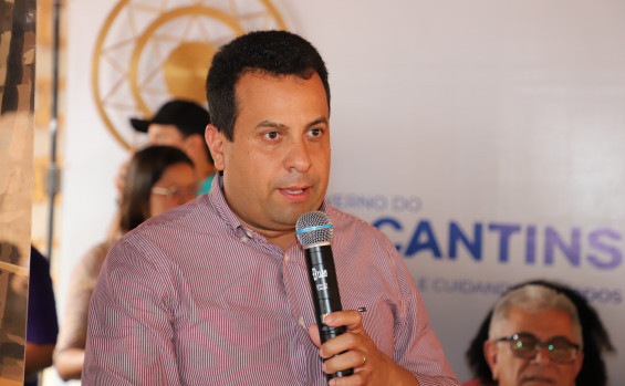 No Jalapão, governador Wanderlei Barbosa entrega capim-dourado à comunidade Mumbuca