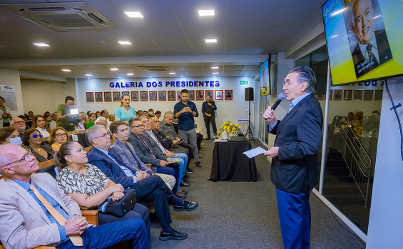 Vice-governador Laurez Moreira prestigia lançamento da revista Siqueira Campos, uma homenagem pelos 35 anos do Tocantins