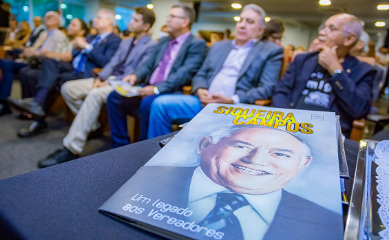 Vice-governador Laurez Moreira prestigia lançamento da revista Siqueira Campos, uma homenagem pelos 35 anos do Tocantins
