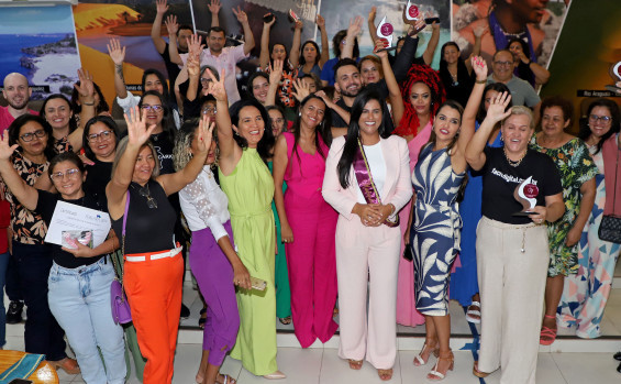  Primeira dama do Tocantins, Karynne Sotero prestigia encerramento da Feira da Beleza de Araguaina; evento destaca o avanço do empreendedorismo 