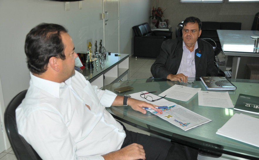 Roberto Pires-Pres da FIETO(E)-Carlos Alberto Dias-Pres da Jucetins(D)-Visita Pres Jucetins na FIETO para parceria no ENAJ 2015-Foto Carlos Magno (25).JPG