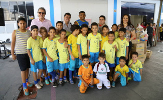 Emoção marca a entrega de alimentos da Campanha Natal Solidário