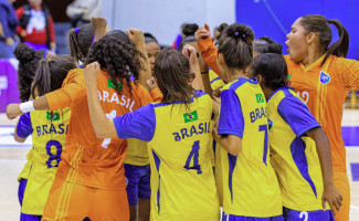 Time de futsal feminino do Colégio Estadual Guilherme Dourado enfrenta a França nesta segunda-feira, 16, na final do Mundial Escolar 