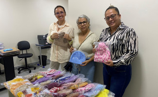 Outubro Rosa: servidora aposentada do HRA doa toucas de crochê e lã  para pacientes da UNACON