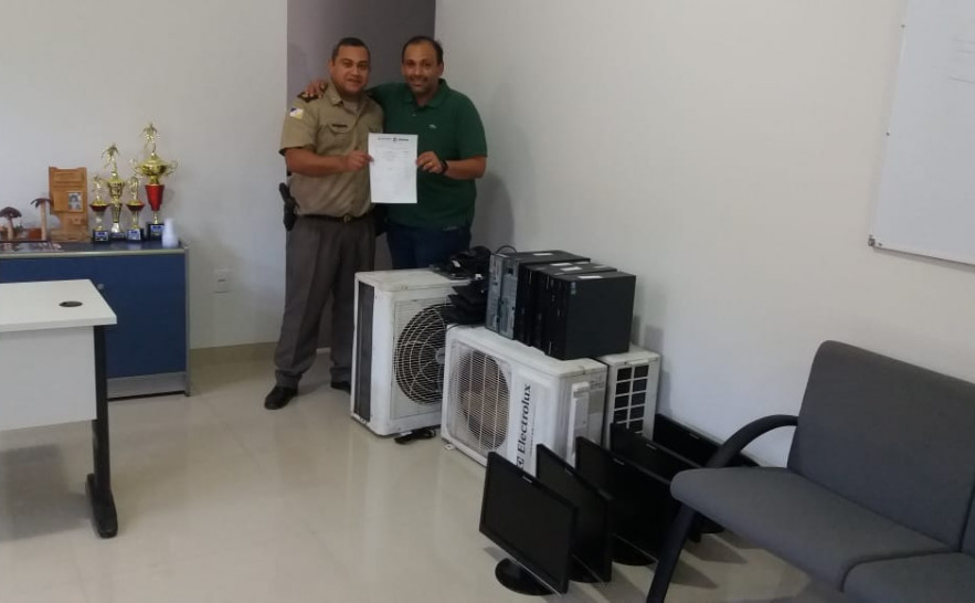 Presidente da Jucetins, Gleydson Nato, entrega doação para o  Comandante do 4° BPM, tenente-coronel, Jaime Porfírio.