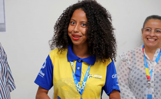 Em Palmas, primeira-dama Karynne Sotero visita a sede do maior programa de primeiro emprego para jovens da região Norte do País