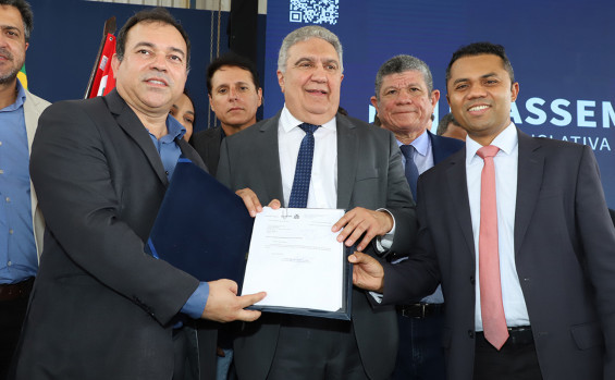 Governador em exercício, Laurez Moreira, concede 153 títulos imobiliários e reativa delegacias em Miracema, no Capital por um dia