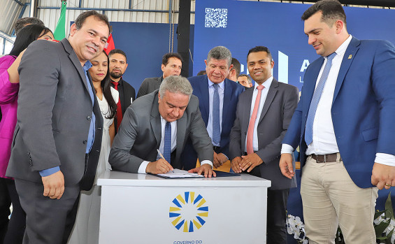 Governador em exercício, Laurez Moreira, concede 153 títulos imobiliários e reativa delegacias em Miracema, no Capital por um dia