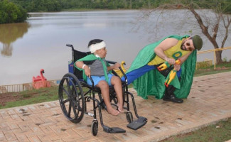 HGP proporciona passeio no parque à criança internada