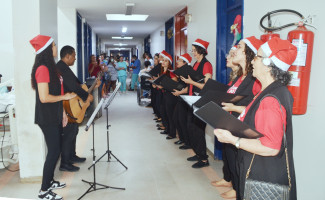 Corais natalinos levam alegria a pacientes e servidores do HGP