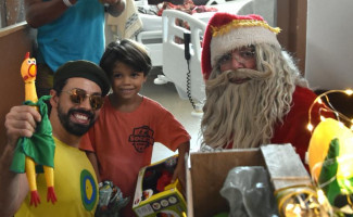 Papai Noel entrega presentes no Hospital Geral de Palmas