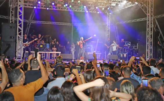 Governador Wanderlei Barbosa prestigia show gospel e deixa mensagem de feliz ano novo aos tocantinenses