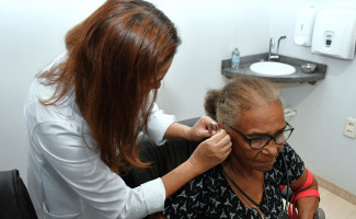 Governo do Tocantins retoma entrega de aparelhos auditivos