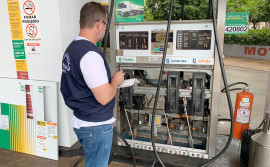 Agência de Metrologia alerta consumidores de que bombas medidoras de combustível devem ter a marca oficial do Inmetro