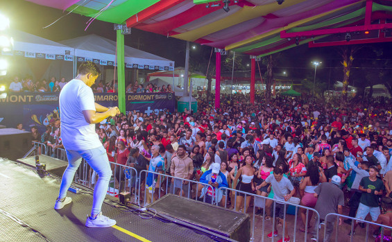 Vice-governador Laurez Moreira marca presença na 3ª noite do carnaval de Dianópolis