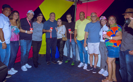 Vice-governador Laurez Moreira marca presença na 3ª noite do carnaval de Dianópolis