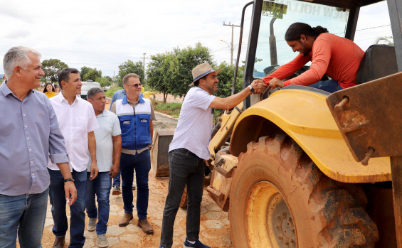 Governador Wanderlei Barbosa visita obras de pavimentação na Agrotins 2024