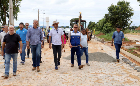 Governador Wanderlei Barbosa visita obras de pavimentação na Agrotins 2024