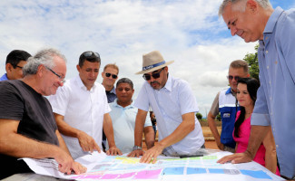 Governador Wanderlei Barbosa visita obras de pavimentação na Agrotins 2024