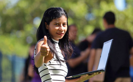 Governador do Tocantins entrega 14 mil notebooks aos profissionais da educação no lançamento do Profe Digital