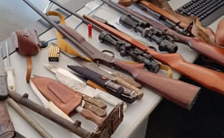 Em Almas, Polícia Civil deflagra operação contra furto de gado, apreende armas de fogo e prende homem por posse ilegal 