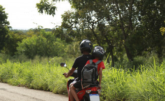 Transportar crianças com menos de 10 anos em motos é infração de trânsito de natureza gravíssima