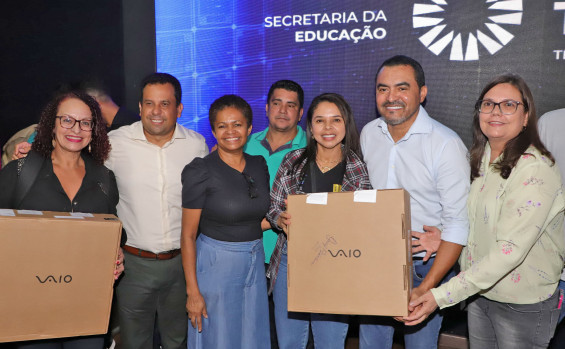 Governador Wanderlei Barbosa entrega mais de 1.000 notebooks aos professores da regional de Araguaína